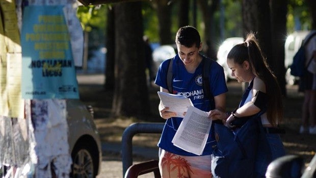 Primer día de la EvAU en Madrid: nervios, calor y el aire acondicionado que no funciona