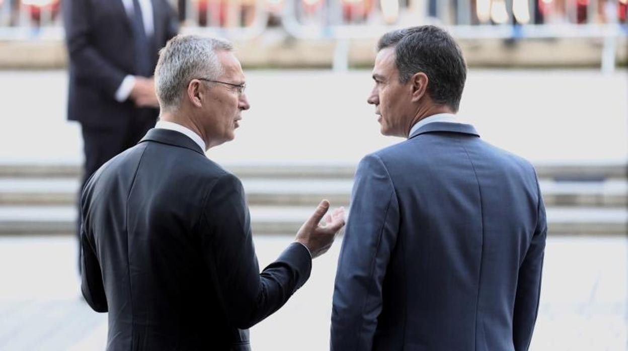 El secretario general de la OTAN, Jens Stoltenberg (i) y el presidente del Gobierno, Pedro Sánchez