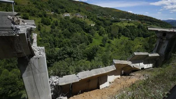 Aparatoso derrumbe de parte del viaducto que une Lugo y León