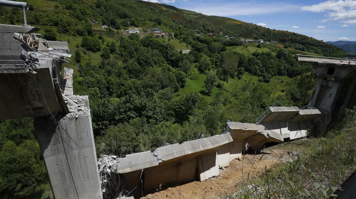 Derrumbe de parte del viaducto del Castro en el municipio de Vega de Valcarce
