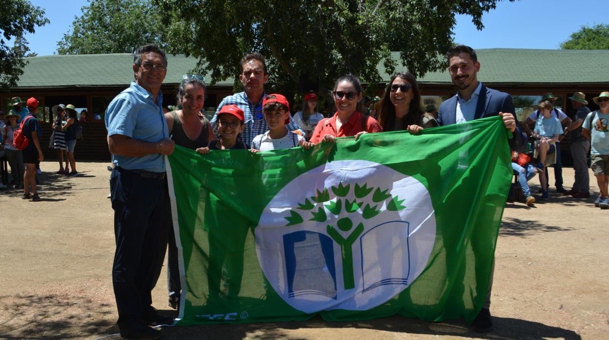 El diputado Jose Antonio Ruiz durante la entrega de una bandera verde