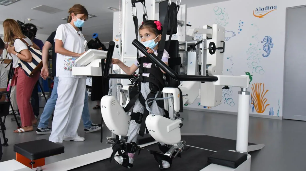 Una niña usa el robot durante su presentación