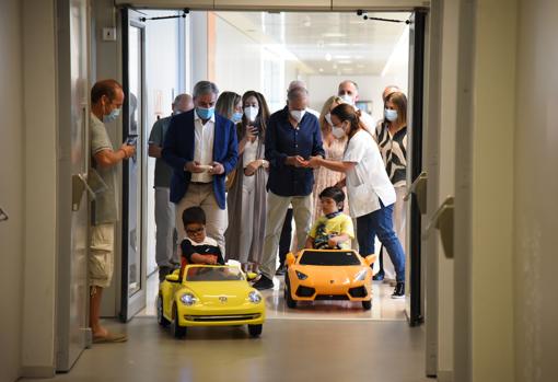 Carlos Sainz y Paco Arango, durante su visita al hospital