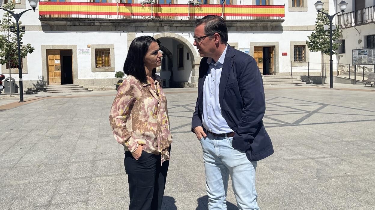 La alcaldesa de San Martín de Valdeiglesias, Mercedes Zarzalejo, con el secretario general del PP de Madrid, Alfonso Serrano