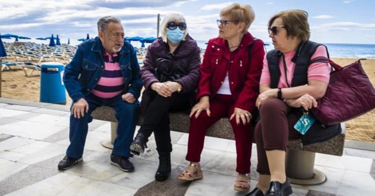 Turistas de la tercera edad en Benidorm