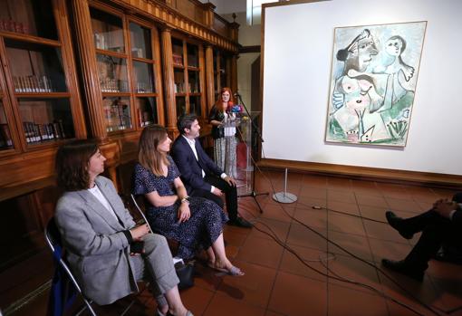 Rosa Becerril, director del museo del Greco durante la presentación de los cuadros