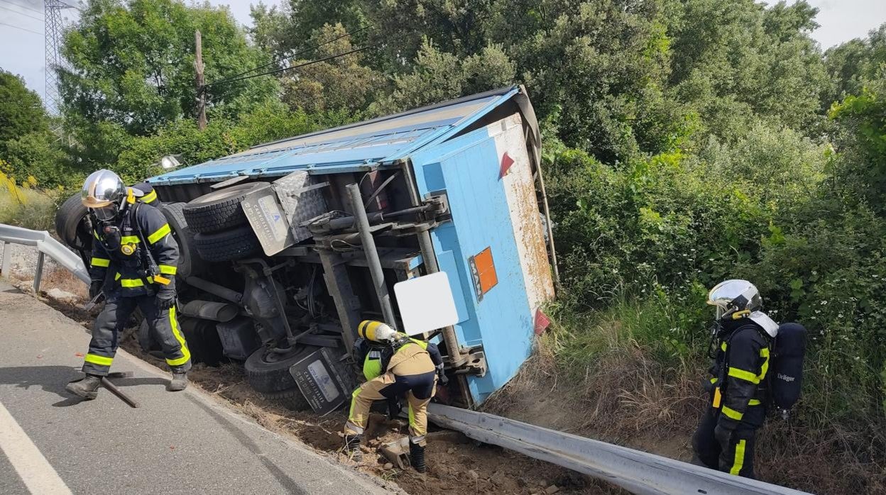 Imagen del camión siniestrado en el Tiemblo (Ávila)