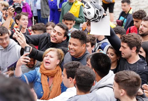 Ronaldo Nazario se hace 'selfies' con los admiradores que le han reconocido en la plaza del Obradoiro