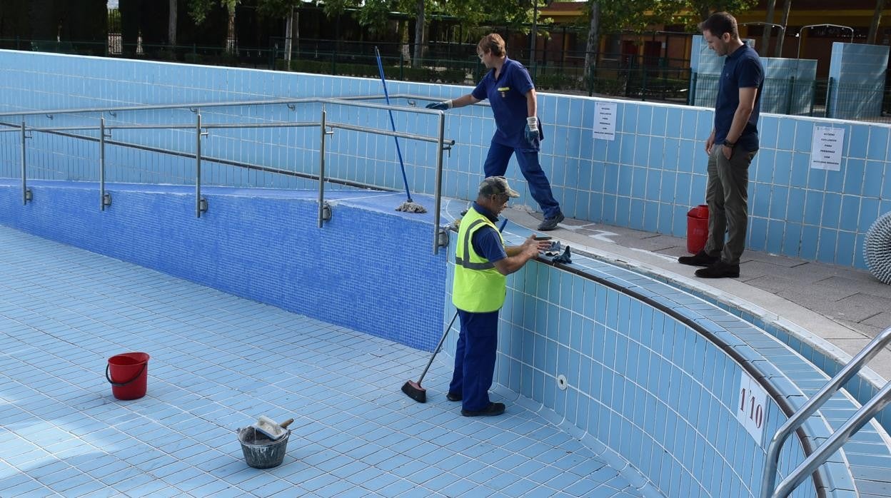 Operarios en la piscina municipal de La Piedad