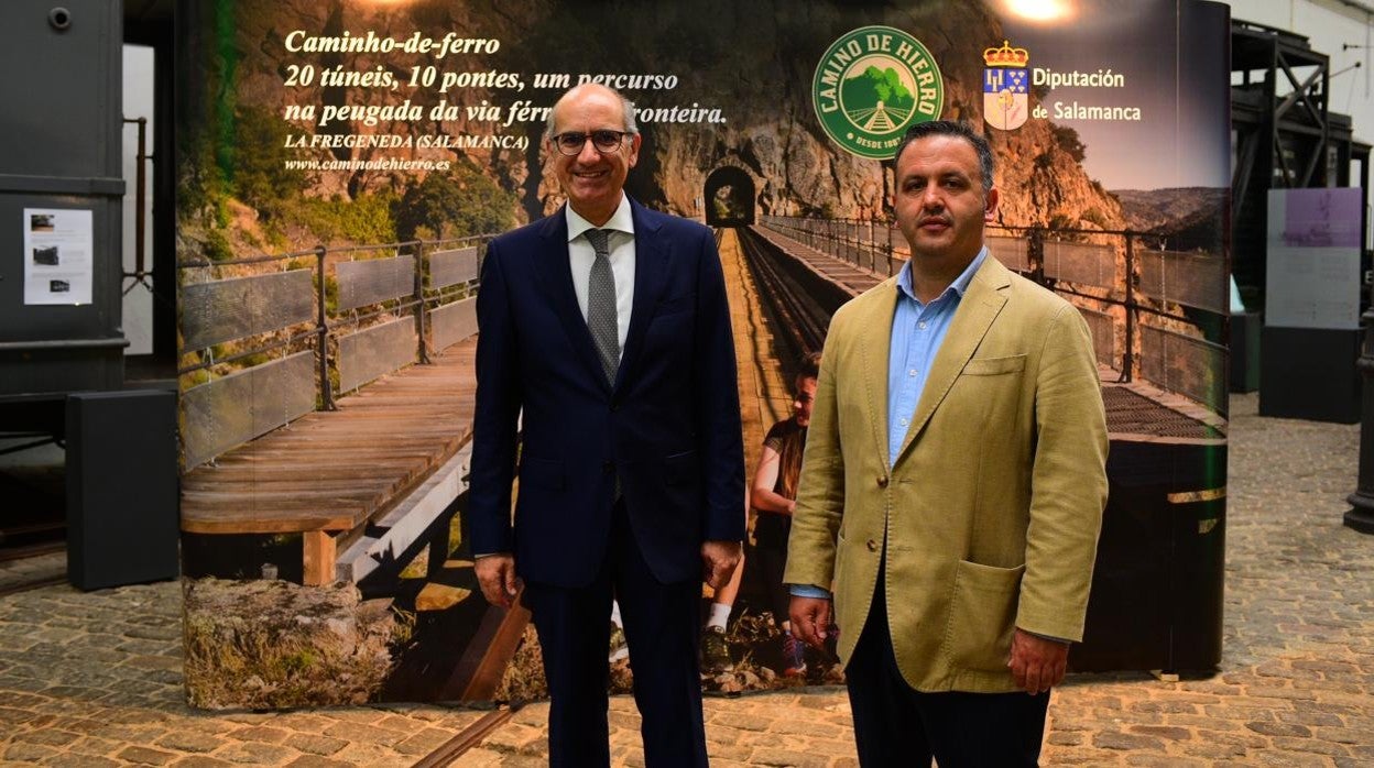 El presidente de la Diputación de Salamanca, Javier Iglesias, y el diputado provincial de Turismo, Javier García, en la presentación de la ruta Camino de Hierro en Oporto