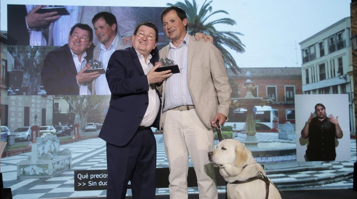 Antonio Pérez Cadalso recoge el premio junto a su inseparable perro guía 'Sunny'