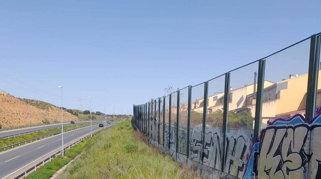 La imagen muestra las mamparas que separan las viviendas de la autovía