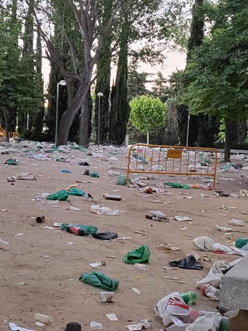 La Policía carga contra jóvenes del macrobotellón del final de la EvAU tras recibir el lanzamiento de botellas