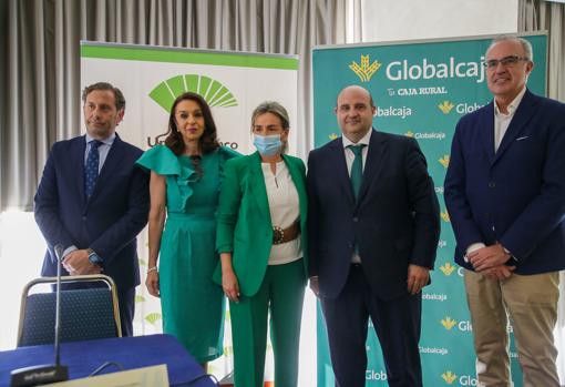 Corroto y Tolón junto a los directivos de Unicaja Banco y Globalcaja