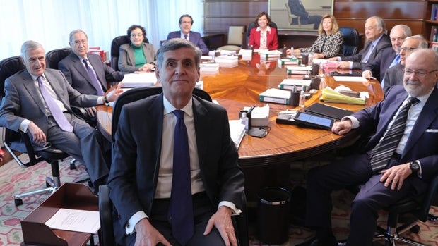 Moncloa da margen al PP en la renovación del TC para evitar un choque institucional