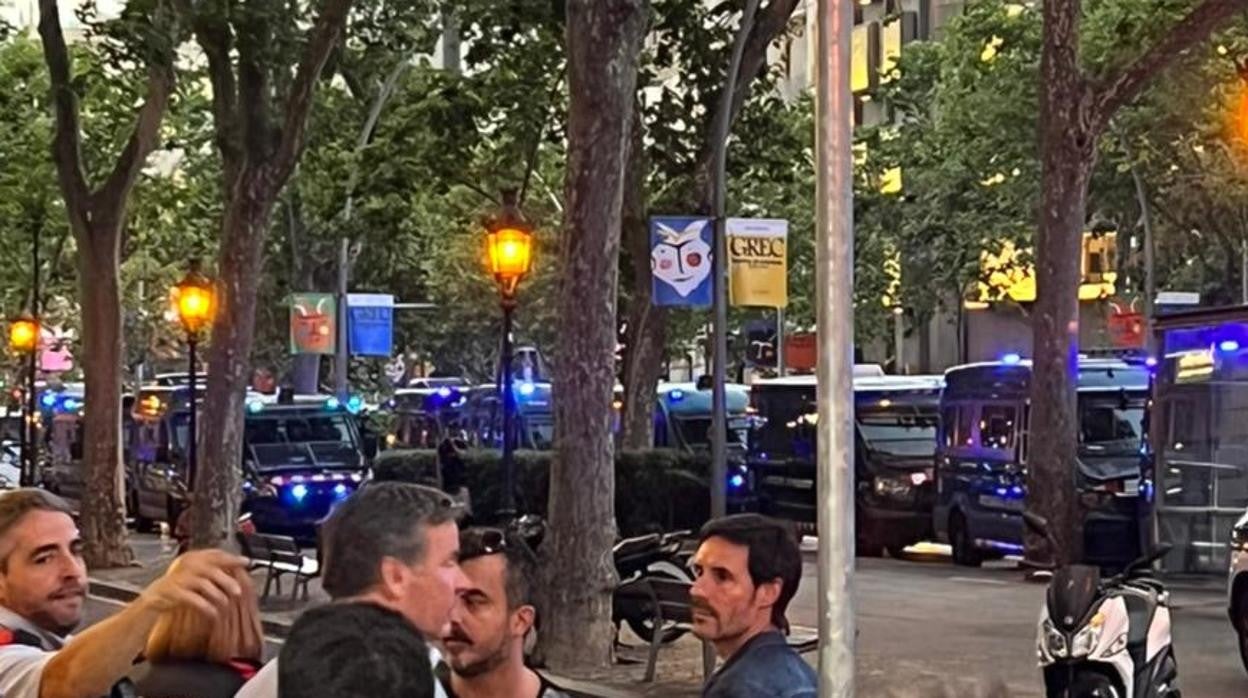 Despliegue policial ante el hotel del centro de Barcelona durante el secuestro