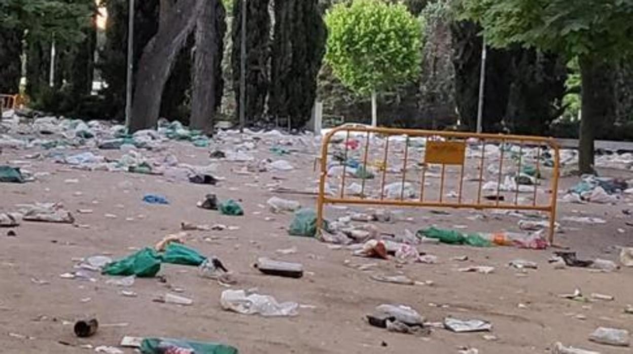 Restos de basura, ayer, en Ciudad Universitaria