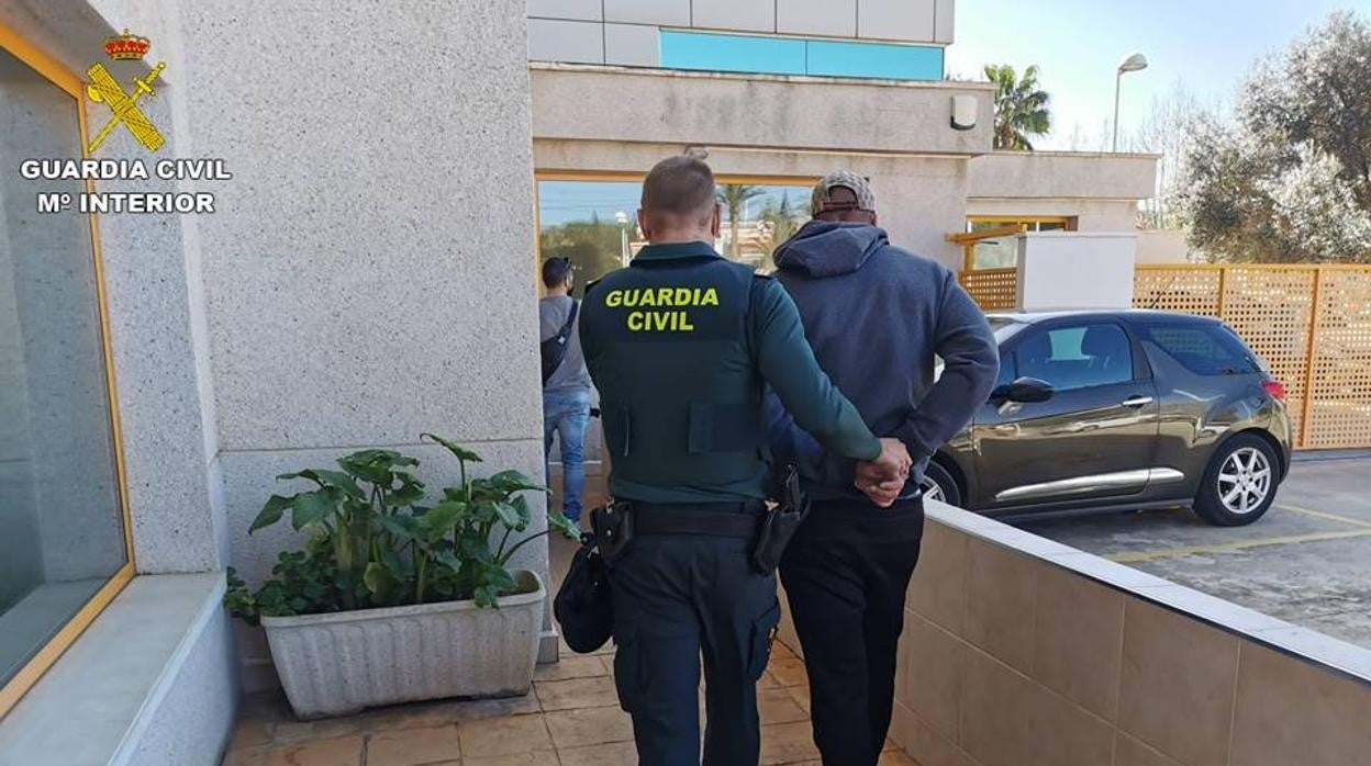 La Guardia Civil detiene a un delincuente especializado en el método del «cogotero»