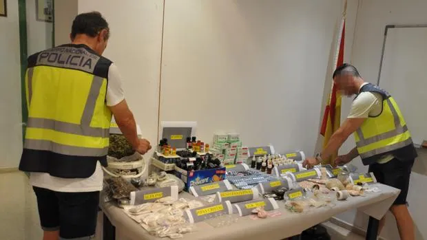 Detenido por vender trece tipos de drogas en la trastienda de su local de 'vending' en Valencia