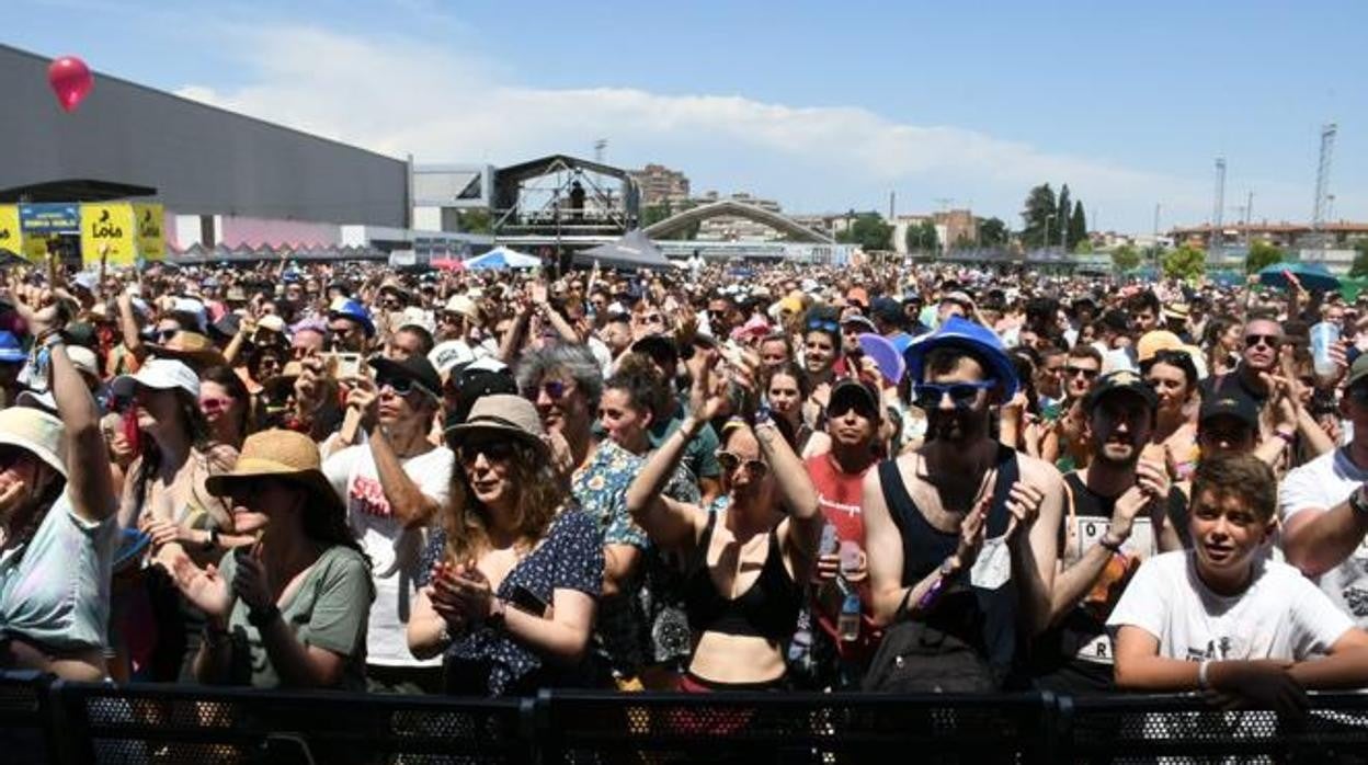 Miles de personas a pleno sol y a casi 40 grados