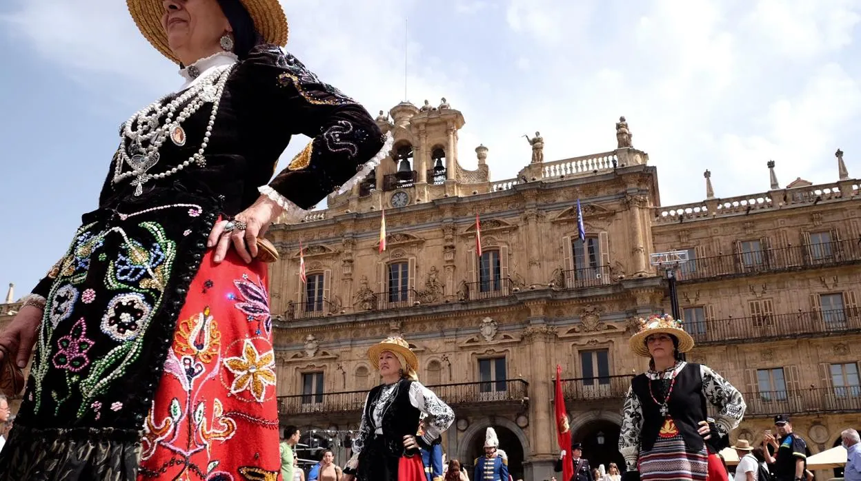 Trajes tradicionales por la festividad de San Juan de Sahagún en Salamanca