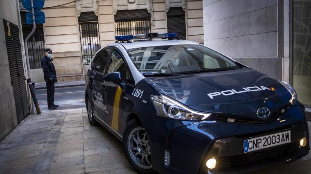 Imagen de archivo de un coche patrulla de la Policía Nacional en Alicante