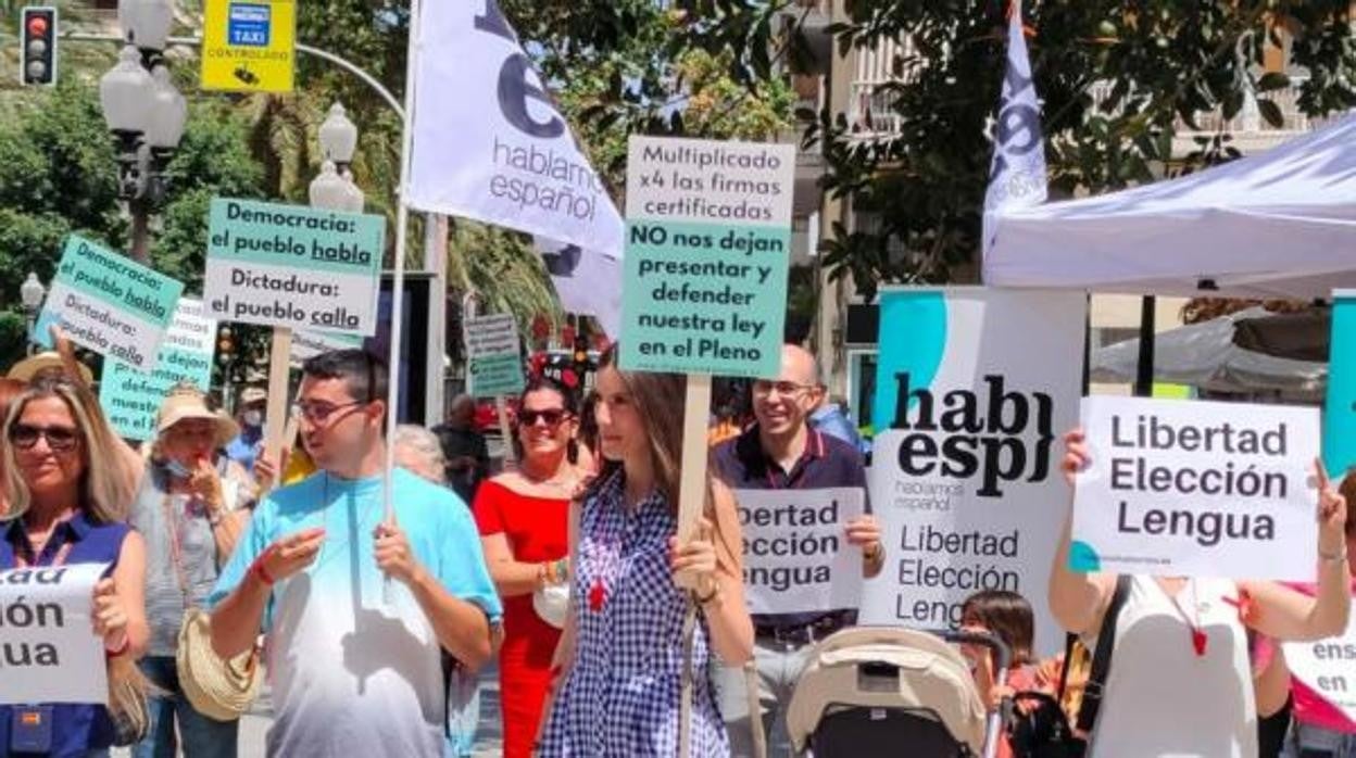 Imagen tomada durante la protesta de Hablamos Español