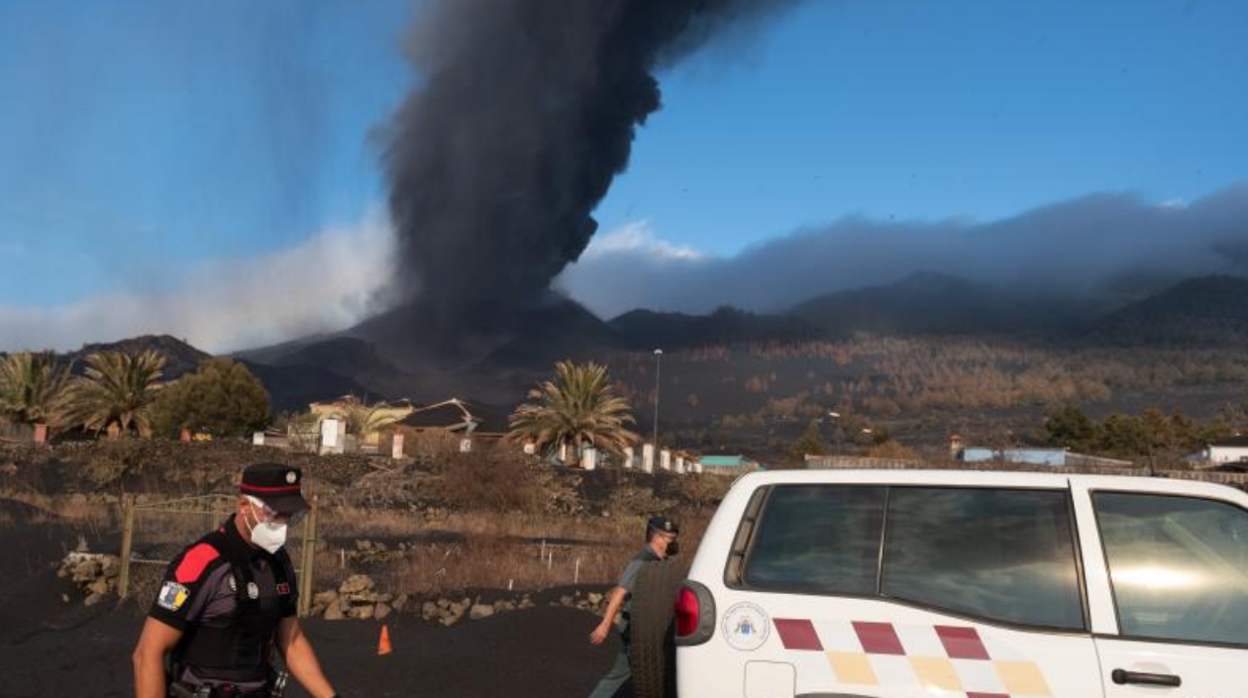 Volcán de Cumbre Vieja con una densa columna de ceniza en octubre 2021