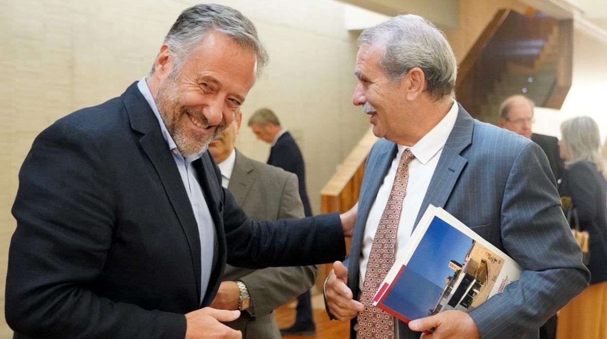 Carlos Pollán saluda a Agustín Sánchez de Vega minutos antes de que este último intervenga en las Cortes