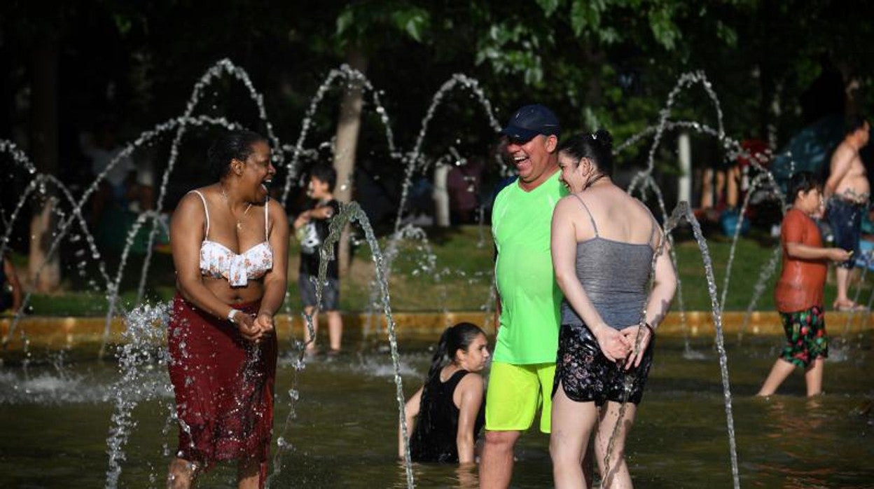 Un grupo de personas disfruta en las fuentes de Madrid Río en plena ola de calor