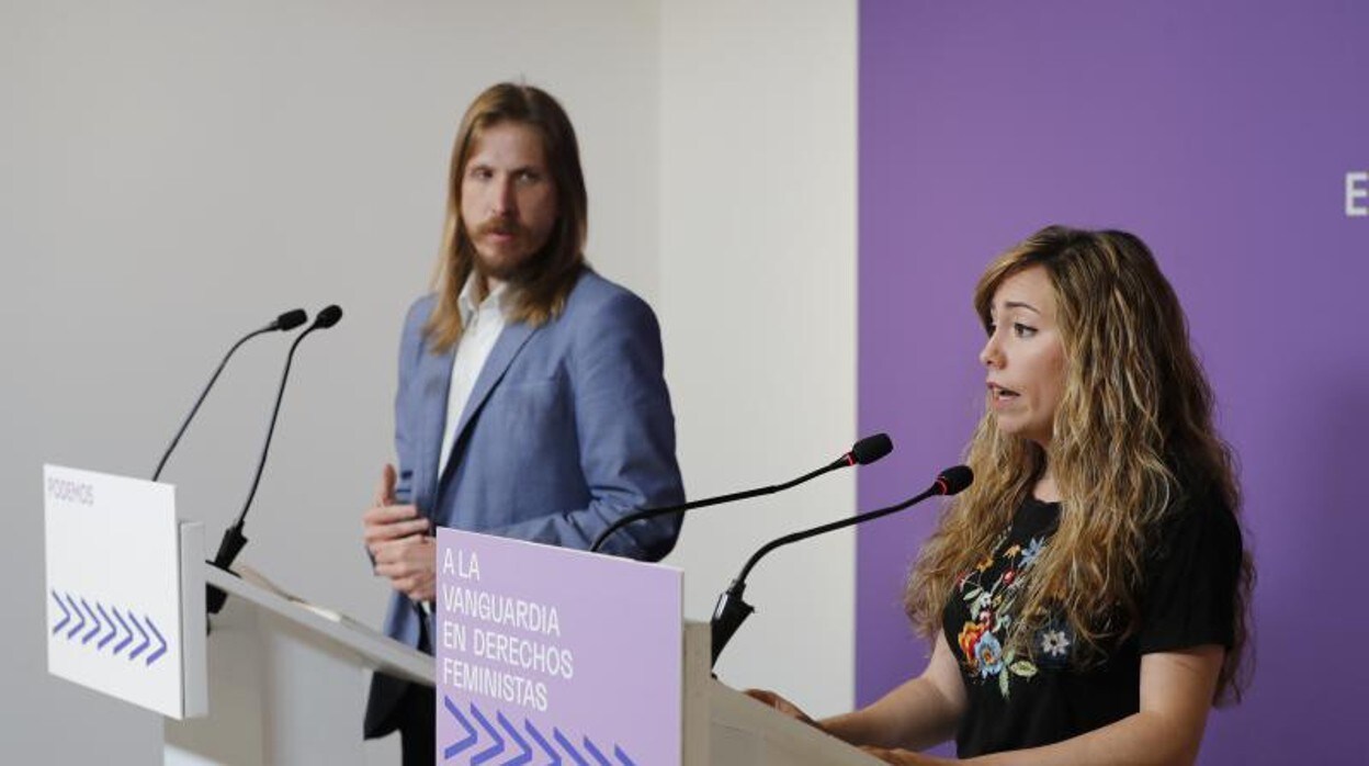 El portavoz de Podemos, Pablo Fernández, y la secretaria de Acción Institucional, María Teresa Pérez (d), ofrecen este lunes una rueda de prensa en Madrid