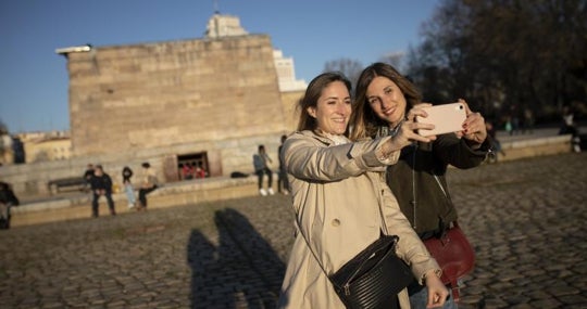 Dos turistas se fotografían con el Templo de Debod