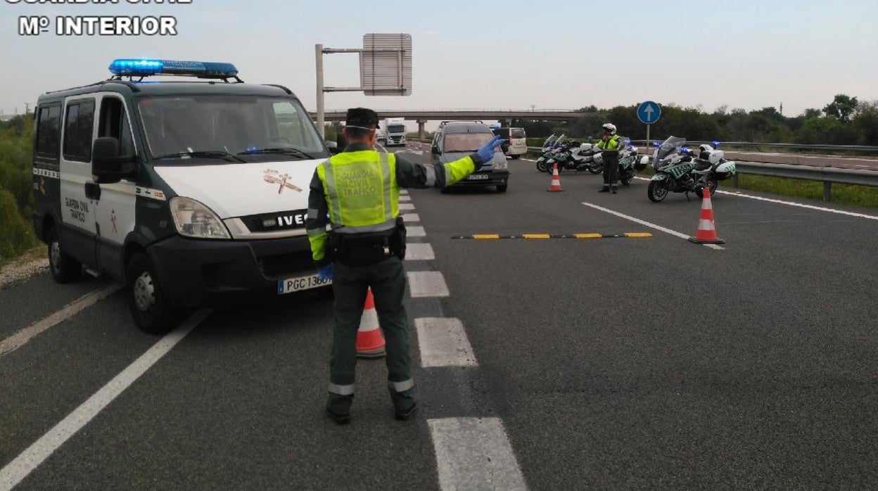 La Guardia Civil auxilia y reanima a un hombre en la A-3 en Valencia