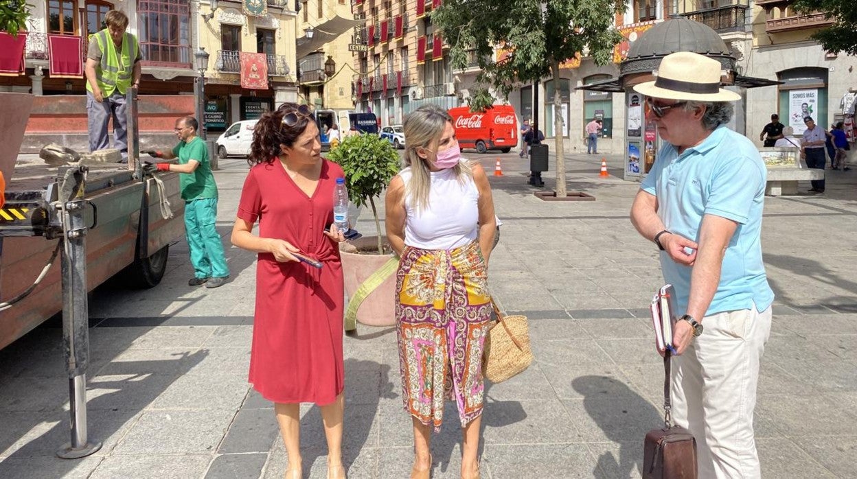 La alcaldesa de Toledo, Milagros Tolón, supervisando la instalación de los adornos del Corpus