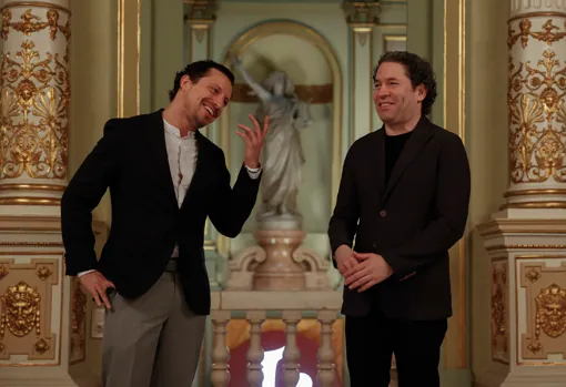 Los directores Paolo Bortolameolli y Gustavo Dudamel, durante la presentación de la ópera «La flauta mágica»
