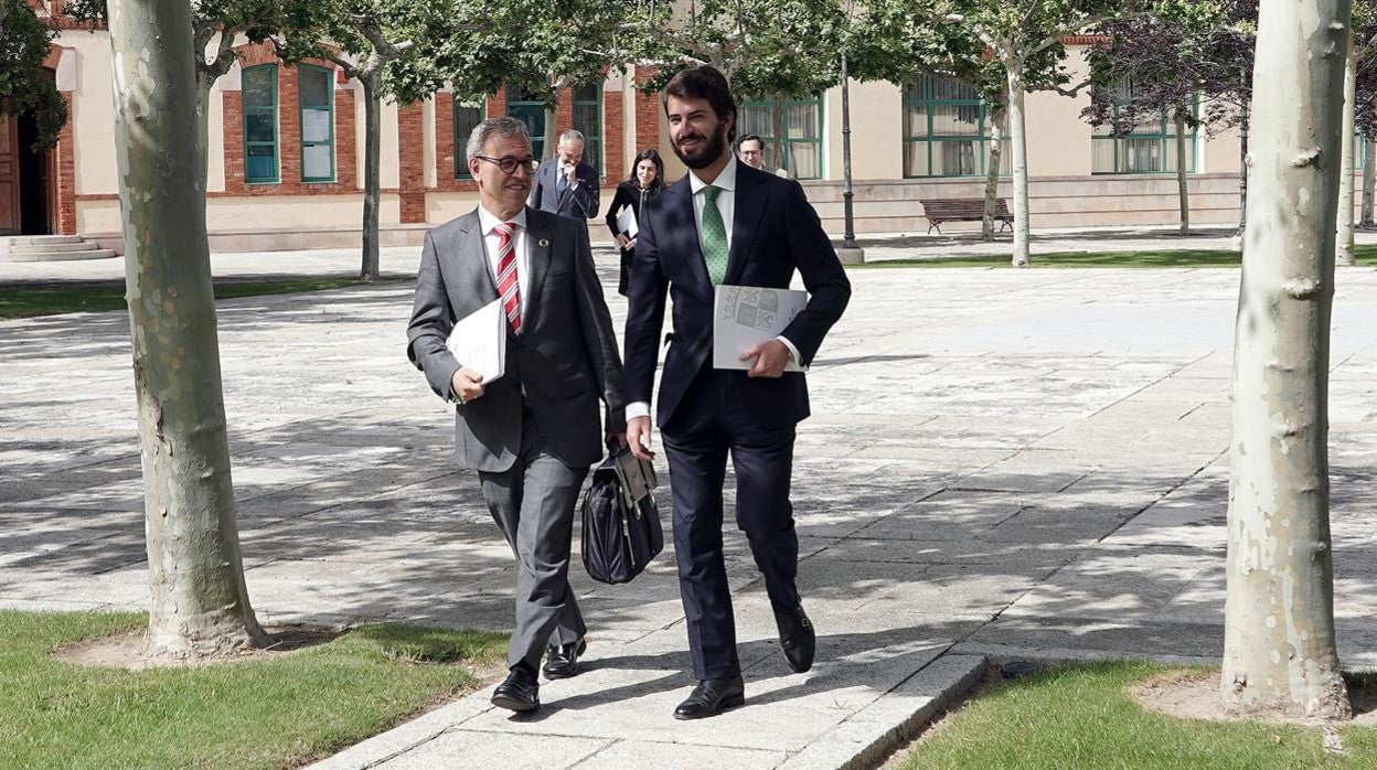 El vicepresidente de la Junta de Castilla y León, Juan García-Gallardo, y el consejero de Industria, Comercio y Empleo, Mariano Veganzones