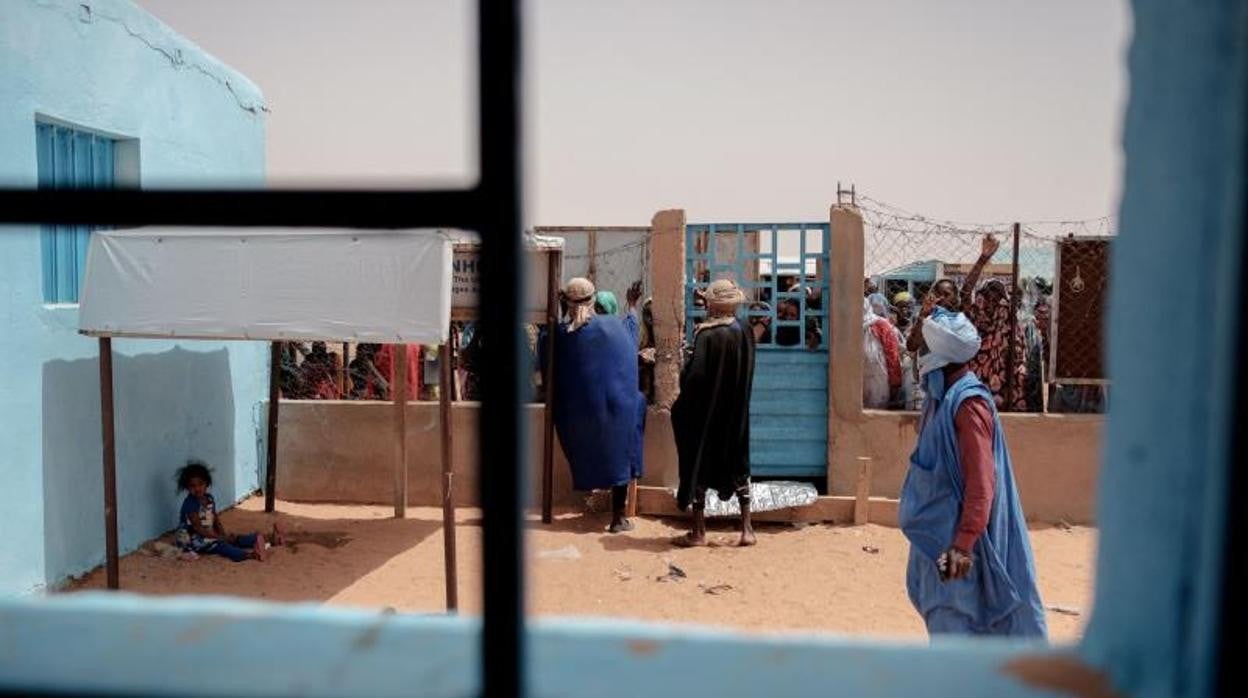 Refugiados malienses, en el centro de registro del campamento de M'Berra, al sureste de Mauritania