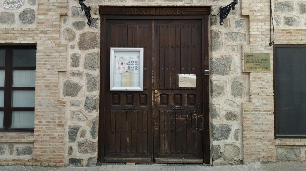 Fachada del Servicio de Patología del Instituto de Medicina Legal de Toledo, esta mañana. En estas instalaciones se encuentra el cadáver de Renée