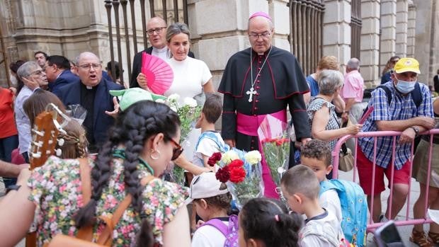 Toledo desafía al calor con flores a la Custodia para dar inicio al Corpus Christi