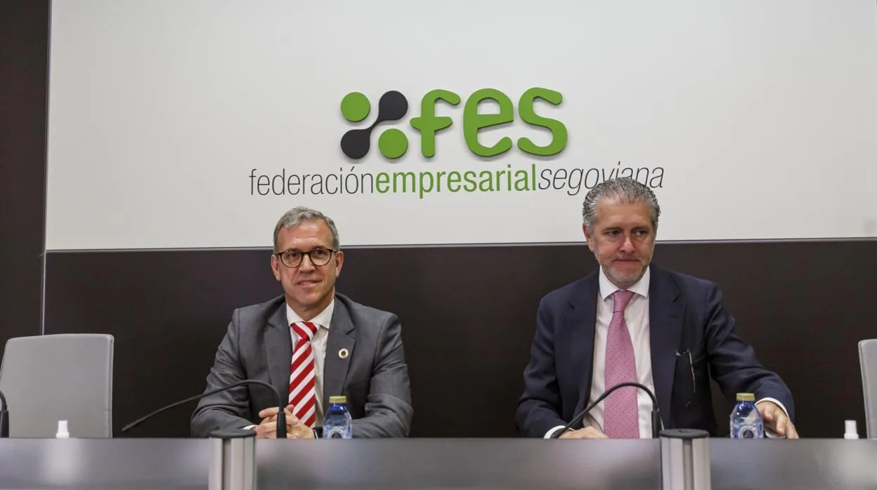 El consejero de Industria, Comercio y Empleo, Mariano Veganzones y el presidente de la la Federación Empresarial Segoviana (FES), Andrés Ortega, durante un acto ayer en Segovia