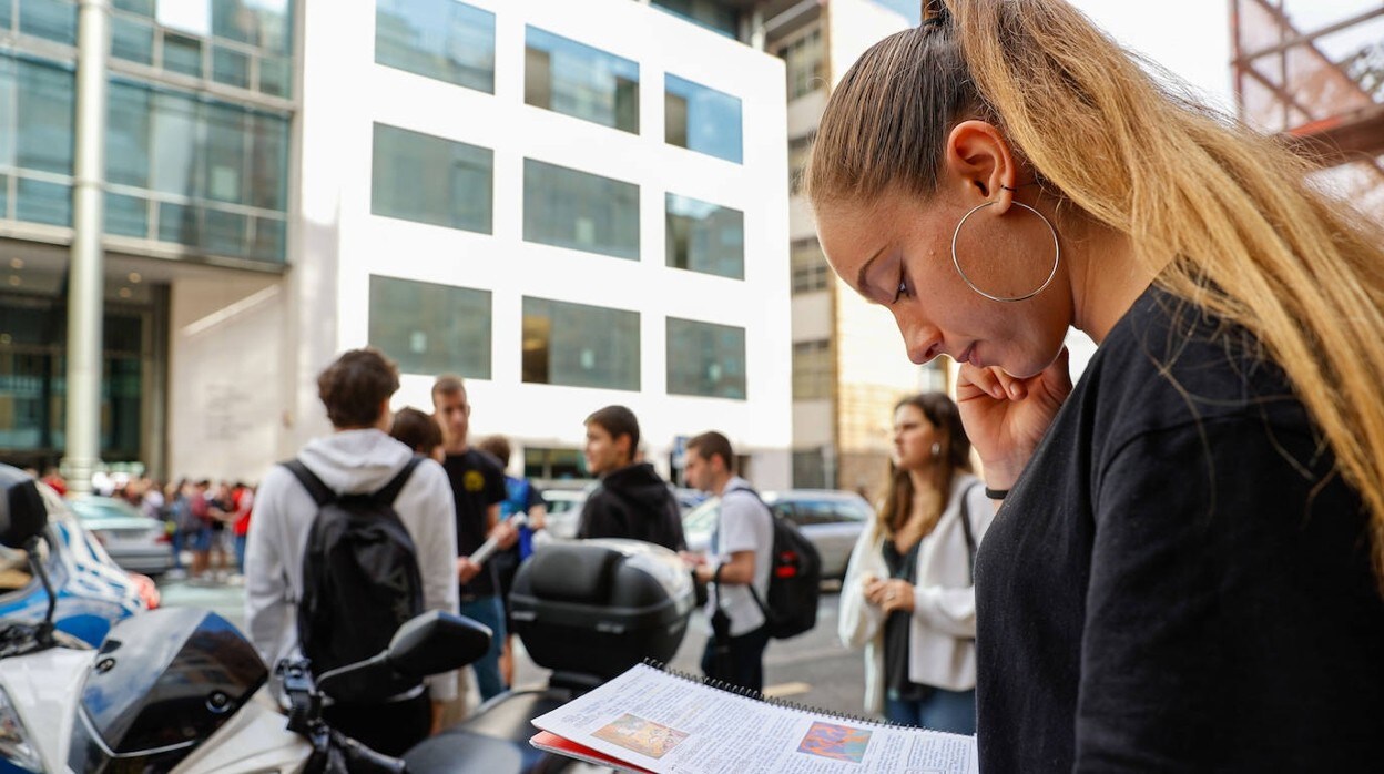 Una alumna repasa sus apuntes antes de entrar a uno de los exámenes que se celebró en Bilbao