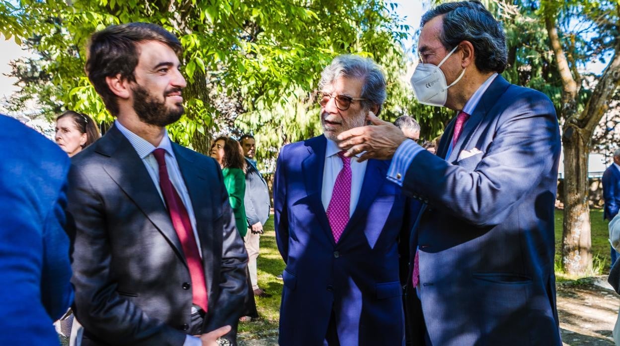 El Vicepresidente de la Junta, Juan García Gallardo, asiste a la entrega de premios FOES en Soria junto al Presidente de FOES y CECALE, Santiago Aparicio y Amalio de Marichalar, en una reciente imagen de archivo