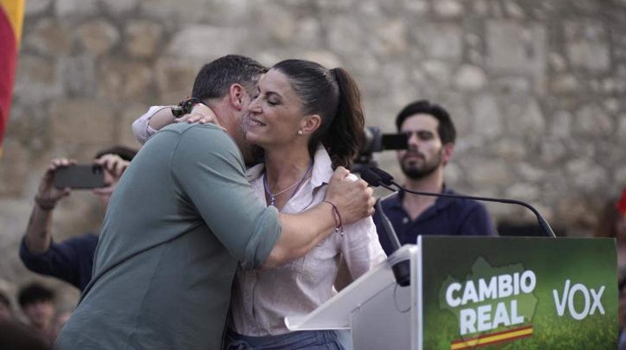 Macarena Olona junto a Santiago Abascal en un acto de la campaña electoral