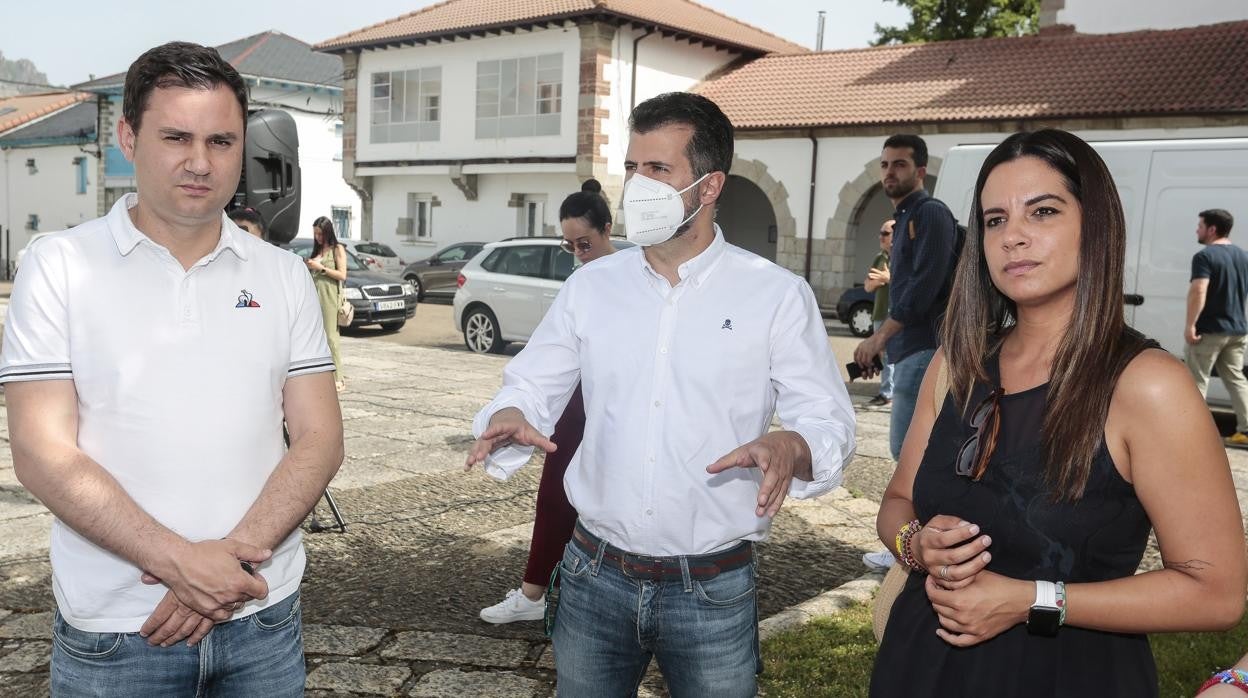 Luis Tudanca, junto al secretario general del PSOE de León, Javier Alfonso Cendón, y la procuradora en las Cortes, Nuria Rubio