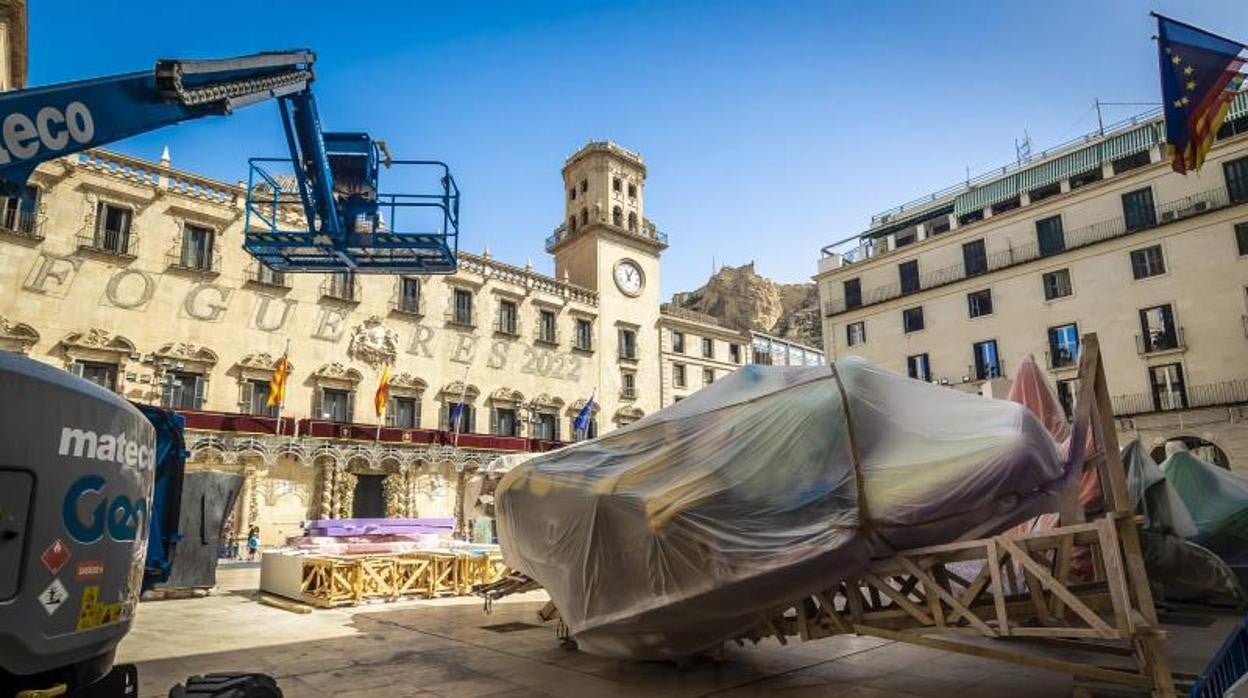 Pedro Espadero traslada las primeras piezas de la Hoguera Oficial a la plaza del Ayuntamiento