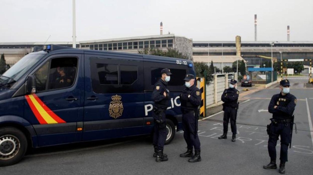 La Policía en un registro efectuado en la ex fábrica de Alcoa en La Coruña