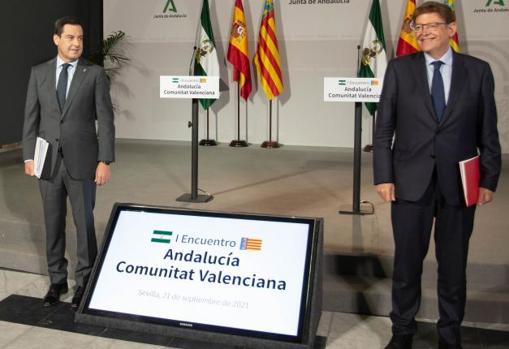 Los presidentes autonómicos andaluz y valenciano, Juan Manuel Moreno Bonilla y Ximo Puig, respectivamente, en un encuentro reciente