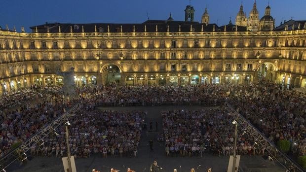 'Carmina Burana' sale a la calle en Salamanca en el mayor recital de la historia de la ciudad