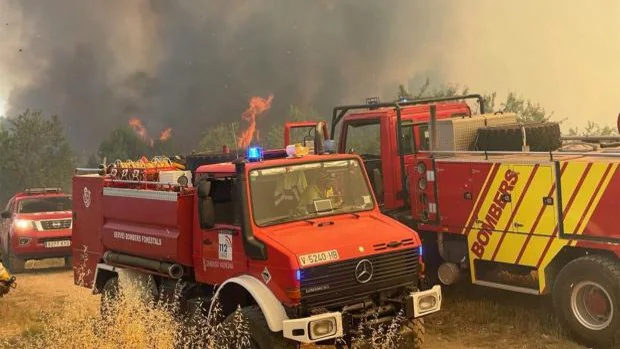 Un incendio obliga a evacuar y confinar a vecinos en el municipio castellonense de Caudiel y movilizar a la UME