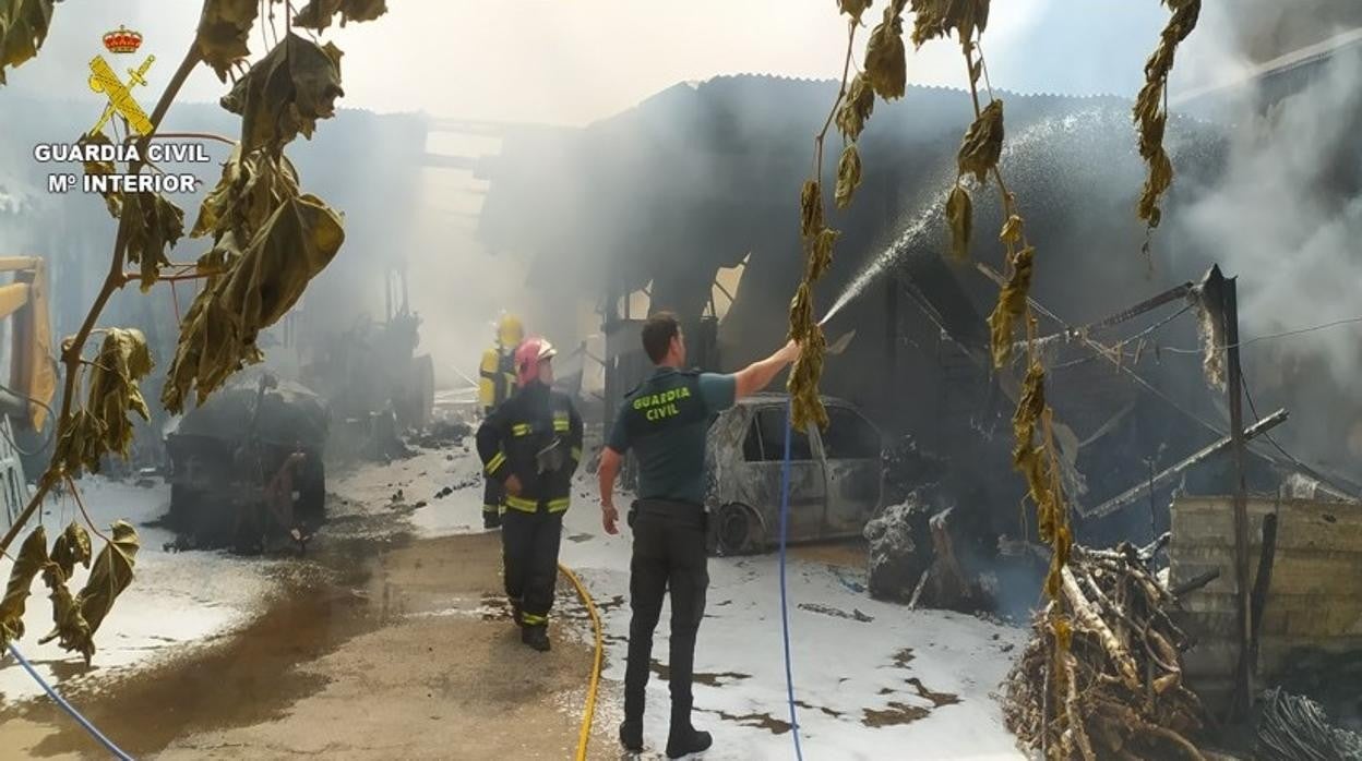 La Guardia Civil rescata a tres personasen un Incendio en Villarrubia de los Ojos